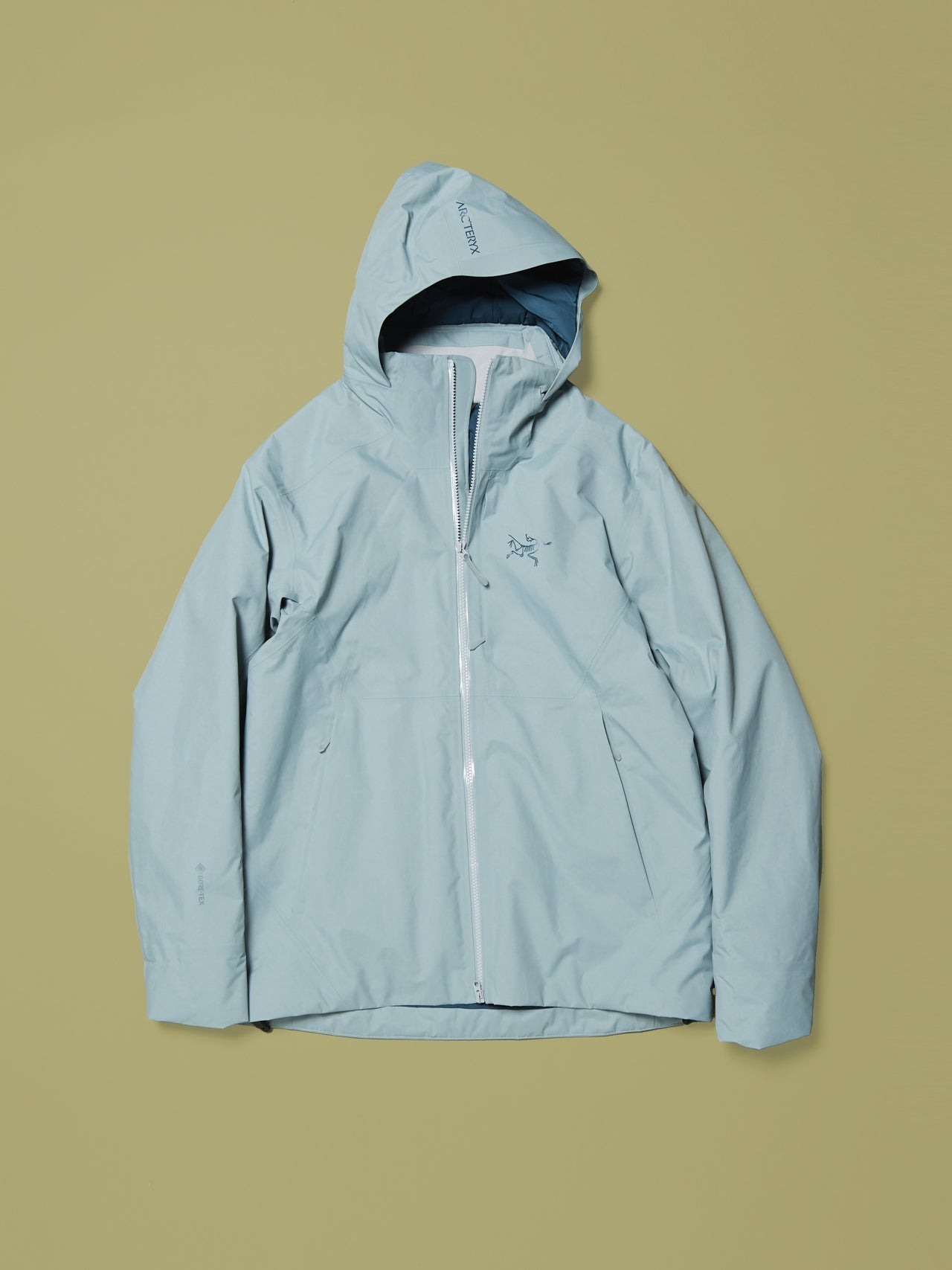 いま買えば春まで活躍する「アークテリクス」のゴアテックスアウター