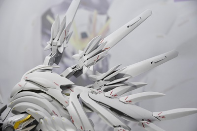 ガンダムW』スノーホワイトがGFFMCで立体化、白いボディで大翼広げる
