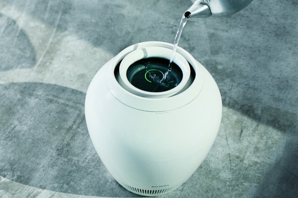 バルミューダ、上から水を注いで給水する加湿器「Rain」の今季販売を