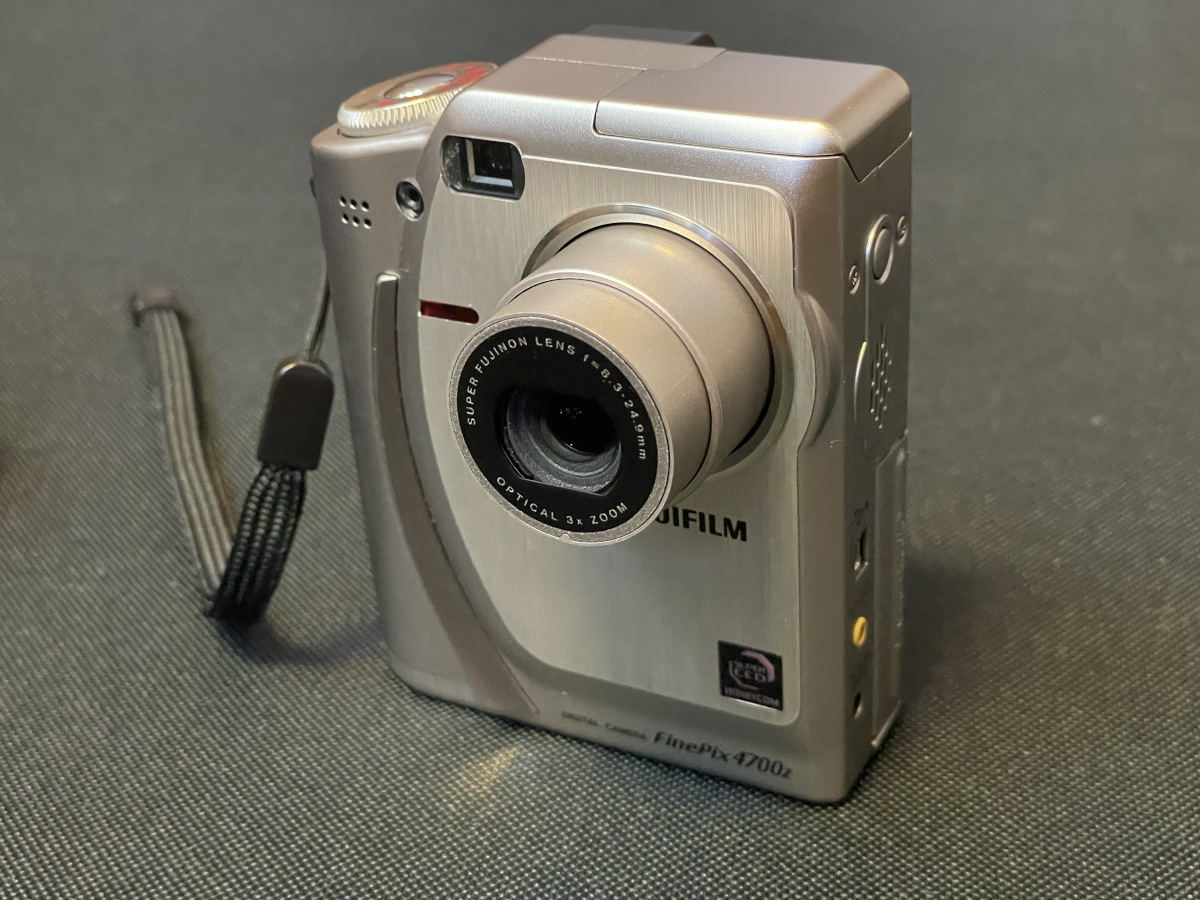 富士フイルム『FinePix 4700z』。23年前に買った“オールドコンデジ”を