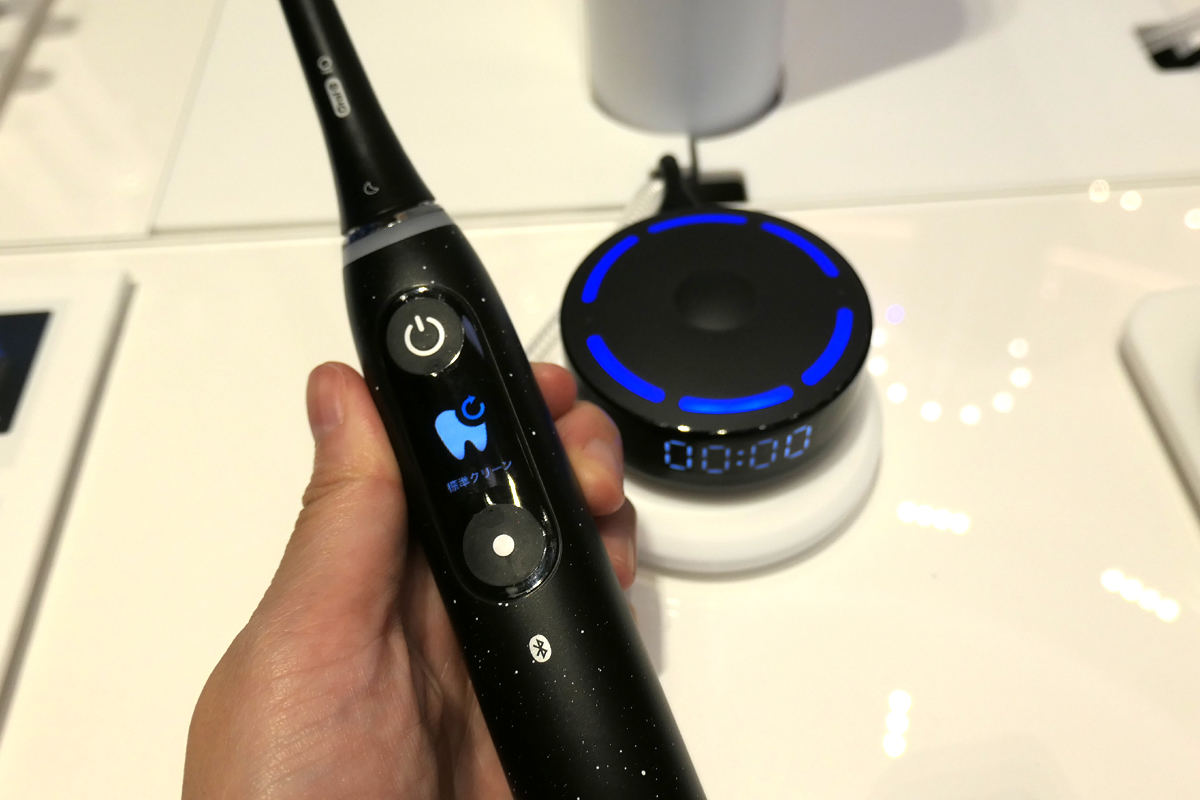 磨き方を光で導く充電器付き！ 電動歯ブラシ「オーラルB iO10」日本で