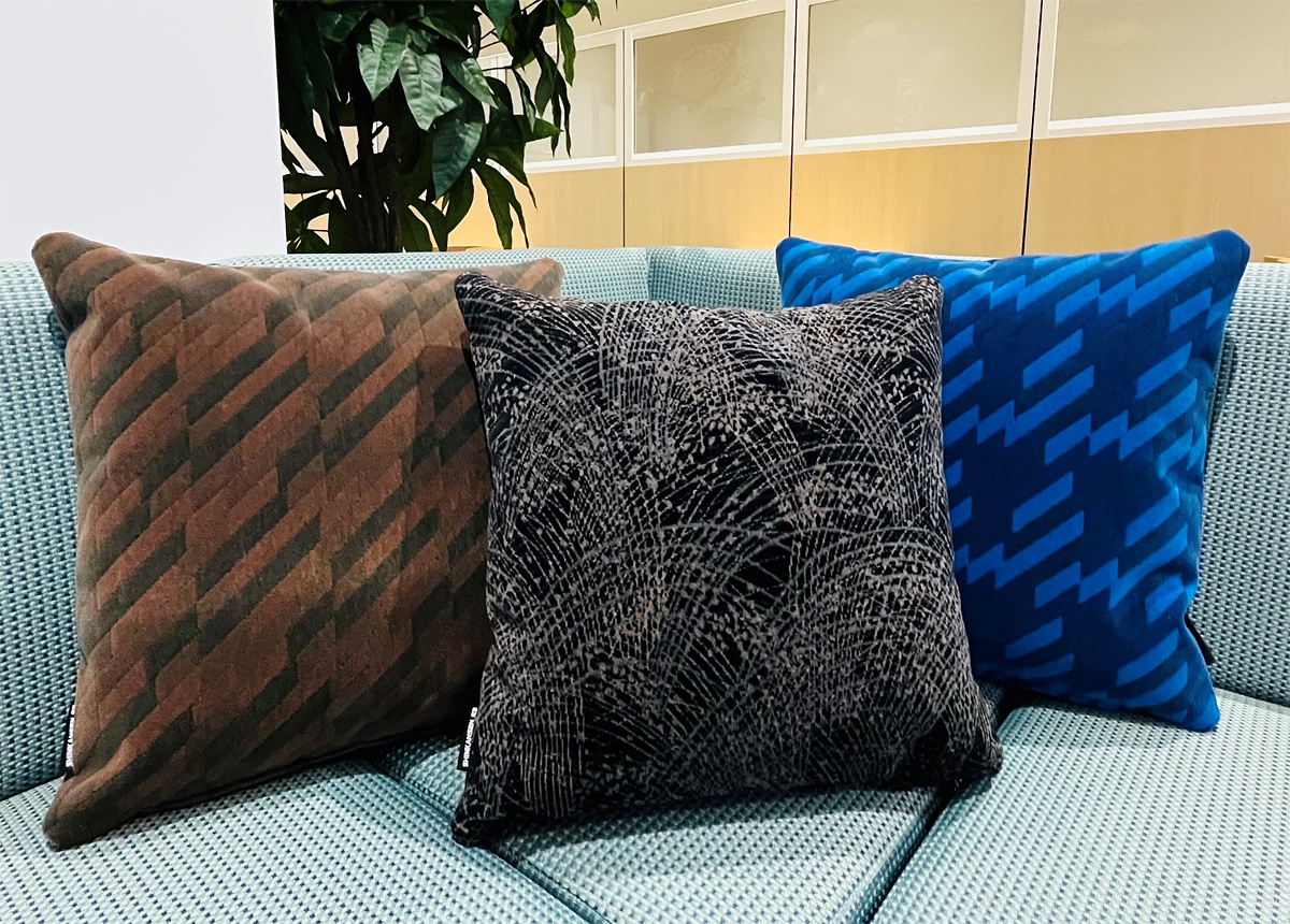 JR東日本、E3系1000番代が引退 - 座面シート使ったクッション発売