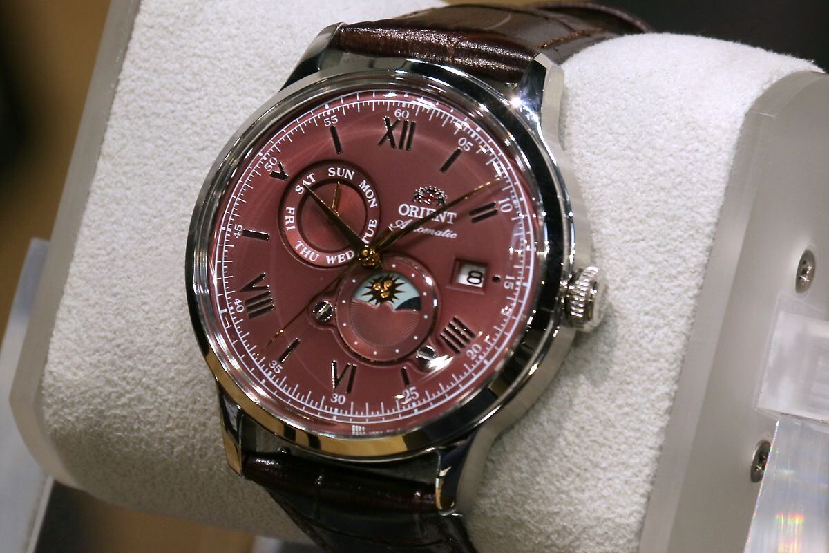 太陽と月がフェイス移ろう「オリエントバンビーノ サンアンドムーン