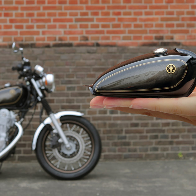 SR」の美しいタンクを永遠に ― 超精巧1/6スケール「SR400ミニチュア