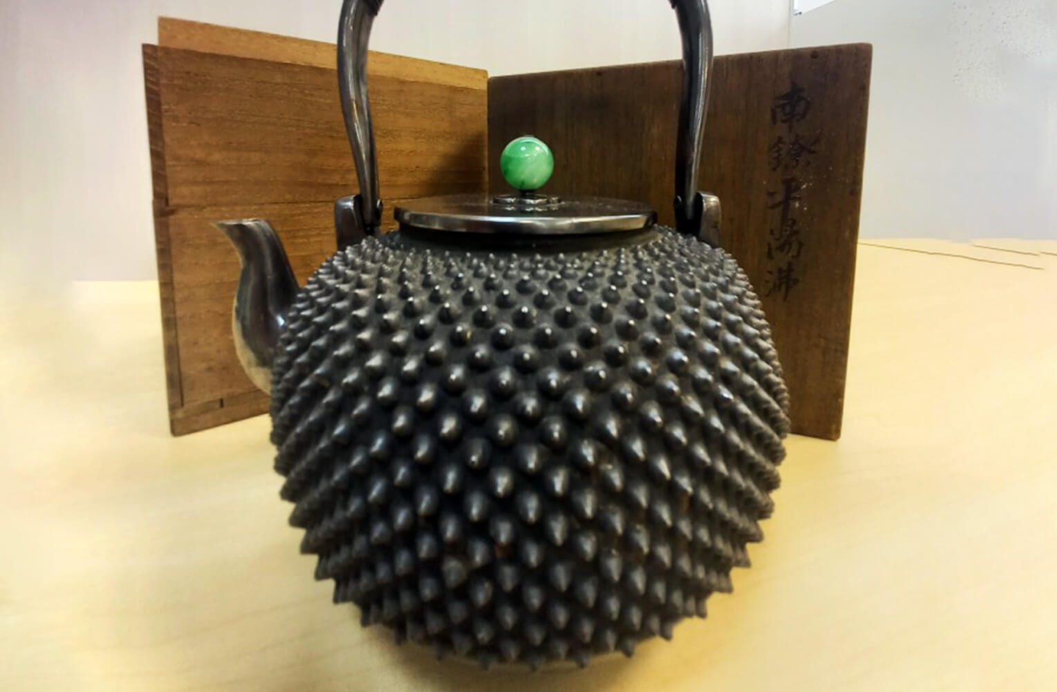 生駒製【翡翠摘霰銀瓶】買取実績｜日晃堂 買取実績