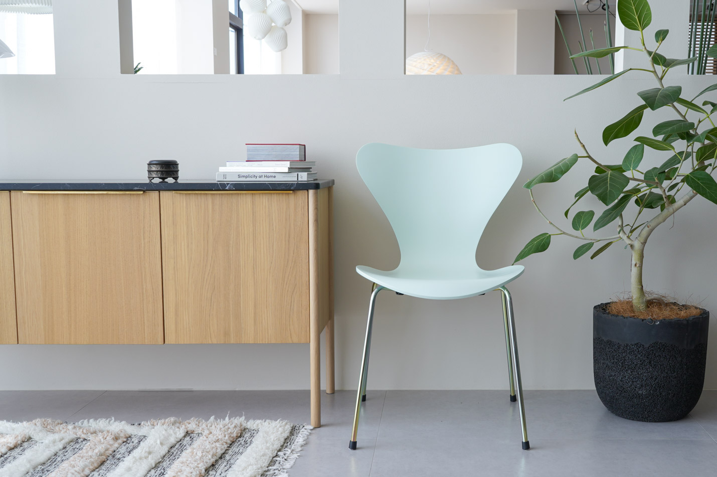 フリッツ・ハンセン セブンチェア「7:14 AM COLOUR EDITION」展示中