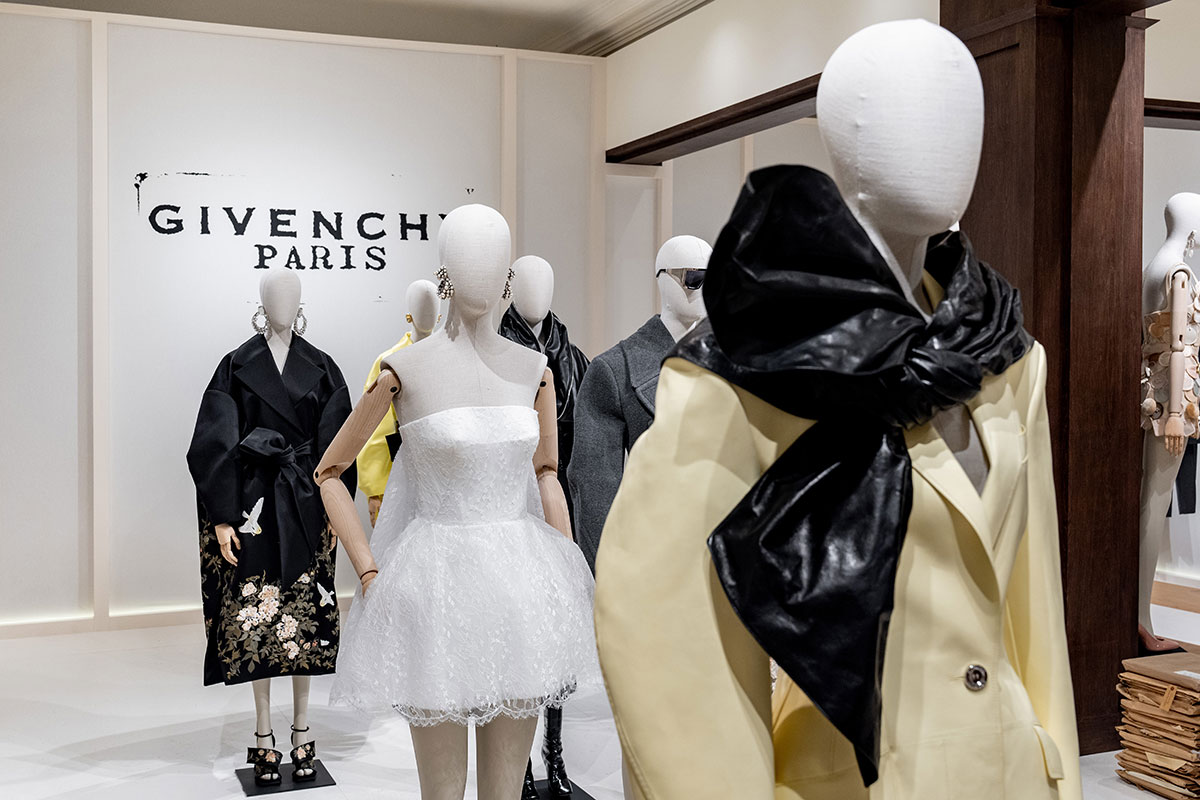 サラ・バートンが描く新生「ジバンシィ」。上海で展示会が開催