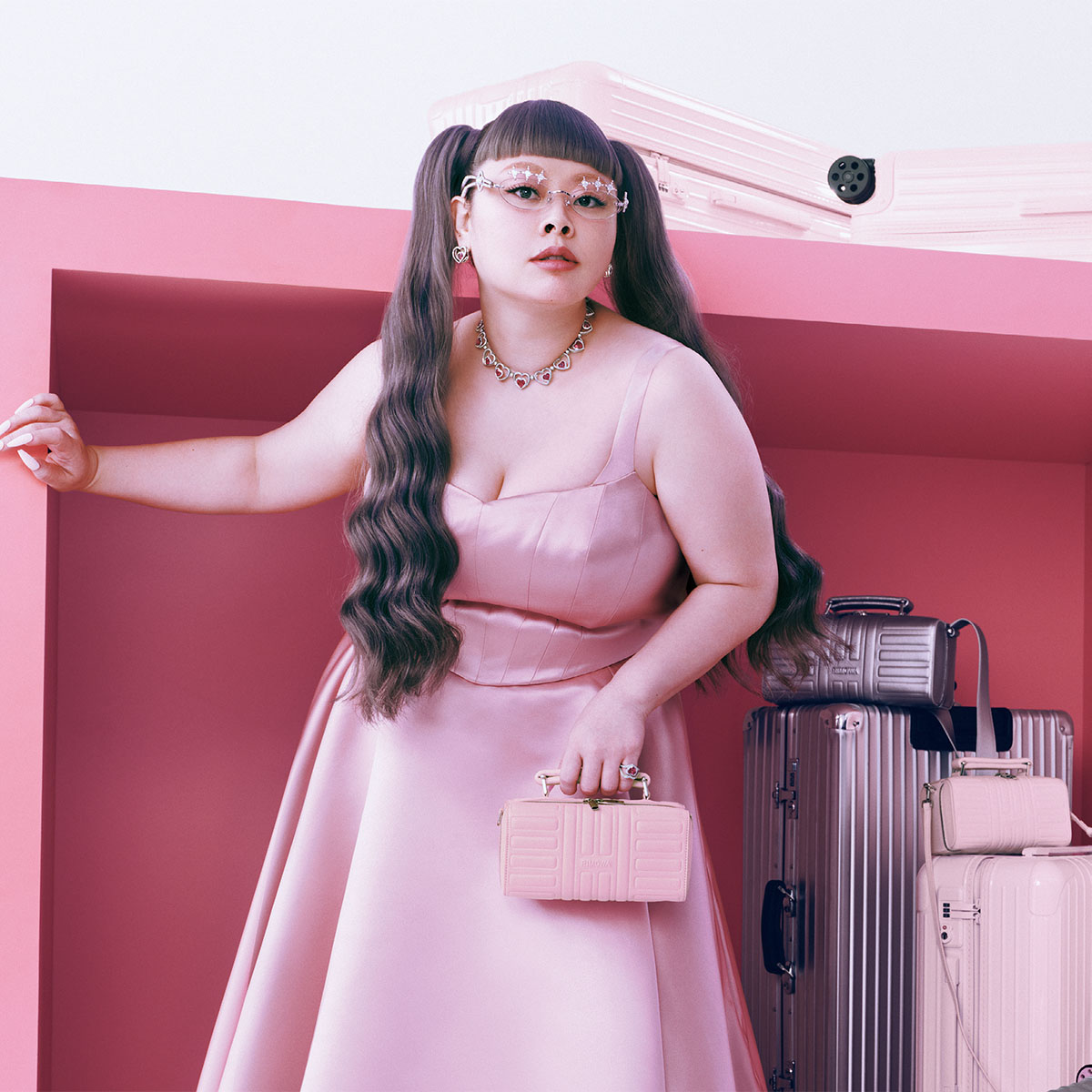 渡辺直美とリモワ。ピンクで描く新たな瞬間【グルーヴ コレクション