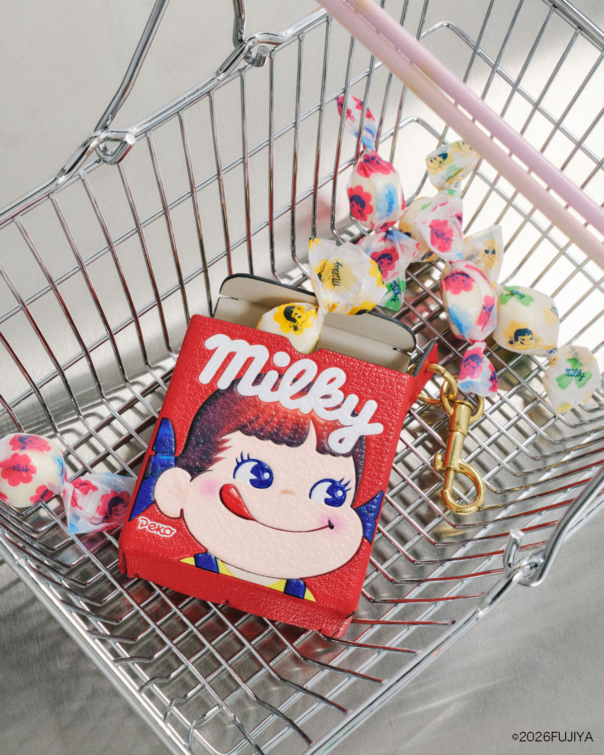 アニヤ・ハインドマーチ」75周年を迎えた「ミルキー」をモチーフにした