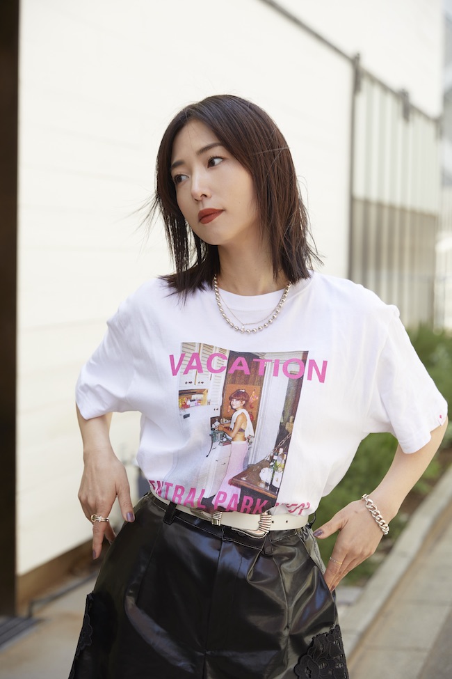 美容の達人・MEGUMIが伝授！ 大人のTシャツスタイルは肌づくりが決め手