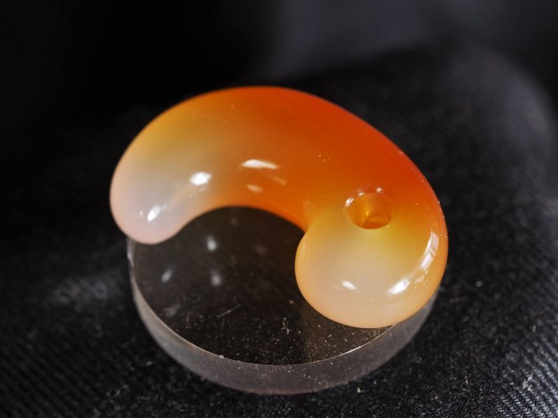 古墳時代風・天然赤瑪瑙製ペア勾玉（国産天然赤瑪瑙）