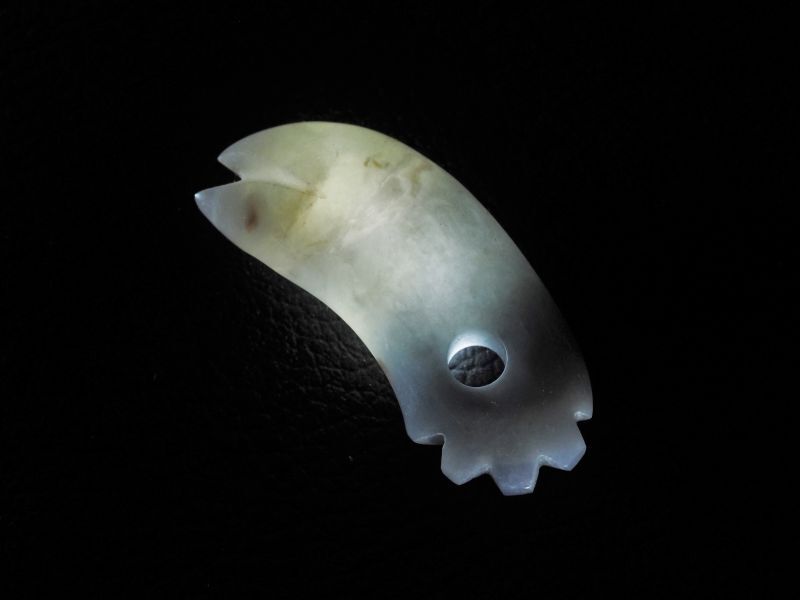 長者ヶ原遺跡出土・牙上勾玉モデル」ラベンダーヒスイ 縄文勾玉（34mm