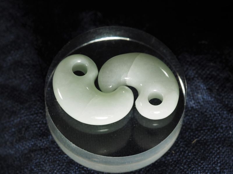 ラベンダーヒスイ 定形勾玉（23mmサイズ・ペンダントトップ）