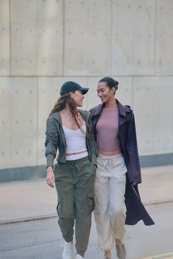 ルルレモンの人気「ダンススタジオパンツ」に軽量で履き心地ゆったりの