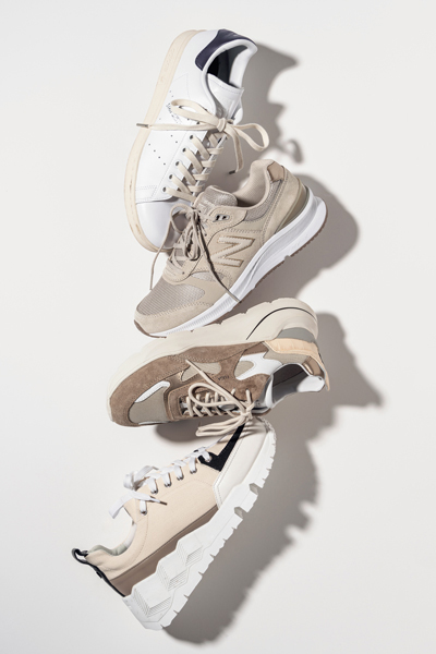 白やベージュの「なじませ色のスニーカー」が、冬から春へのつなぎ役に