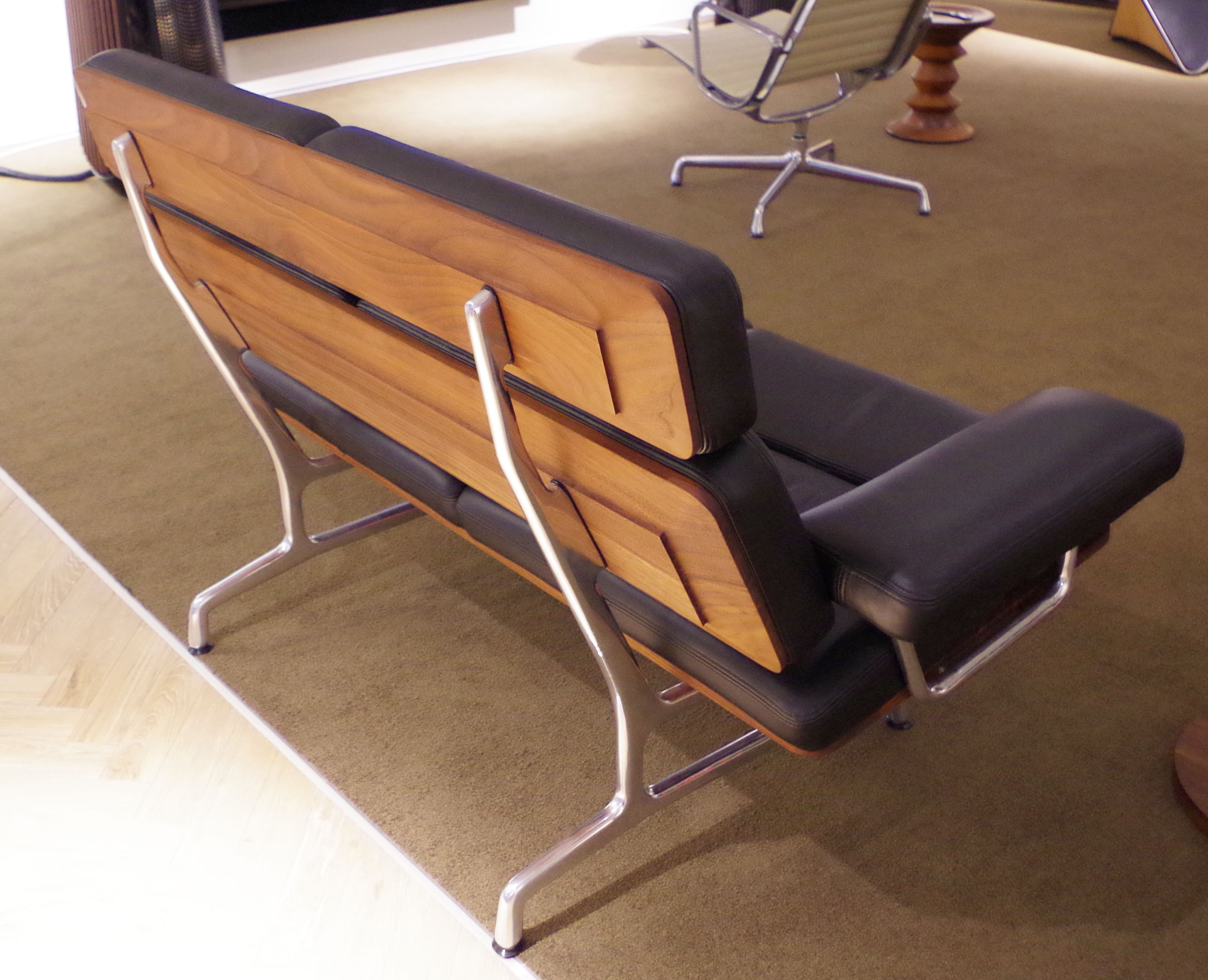 イームズデザインでもっとも高額な名作高級ソファ「イームズソファ」と