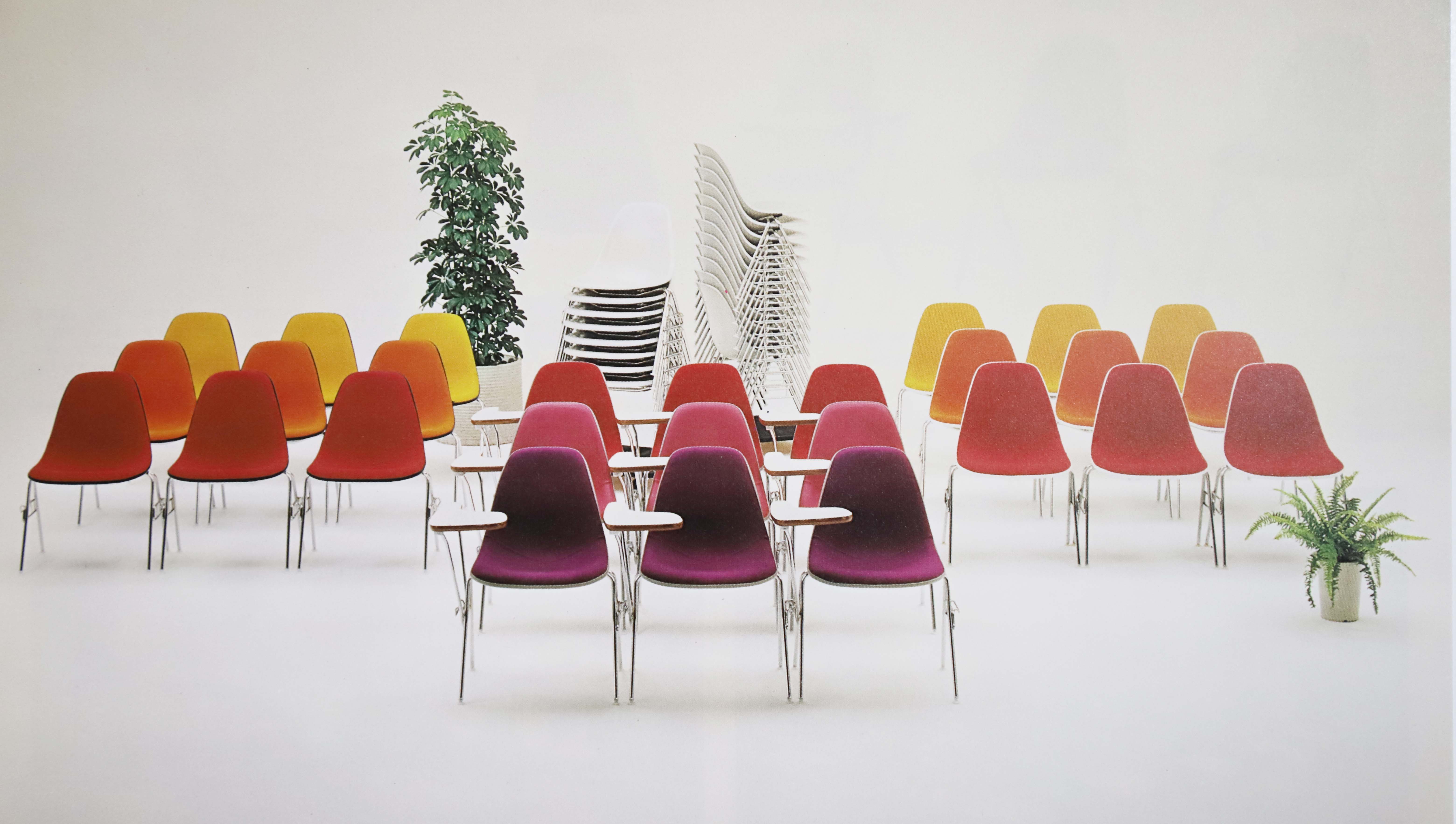 イームズシェルチェアを積み重ね出来るようになるスタッキングベース