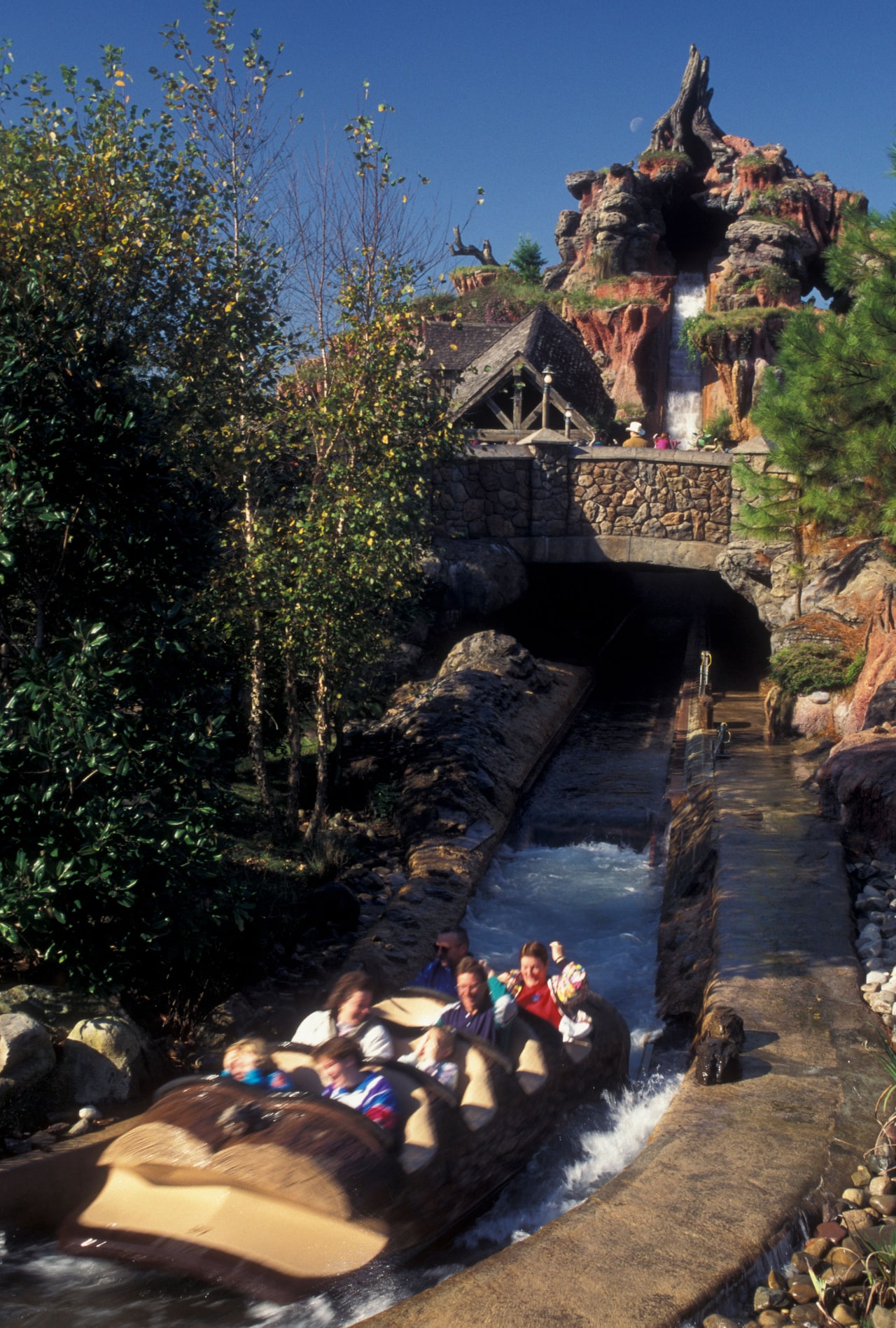 米ディズニーがスプラッシュマウンテンの題材を「南部の唄」から変更