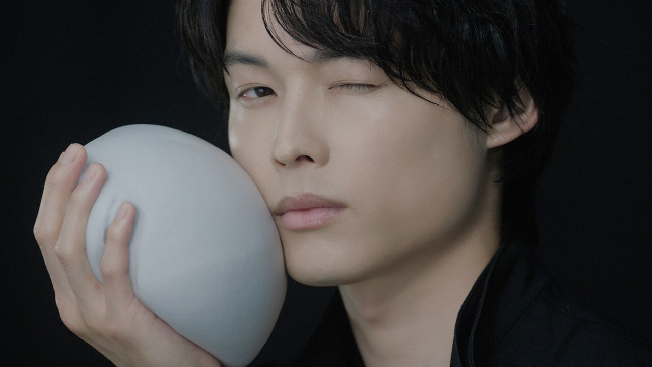 SixTONES松村北斗「SHIRORU」新CM放送、“黒の世界”で見せる恍惚の表情