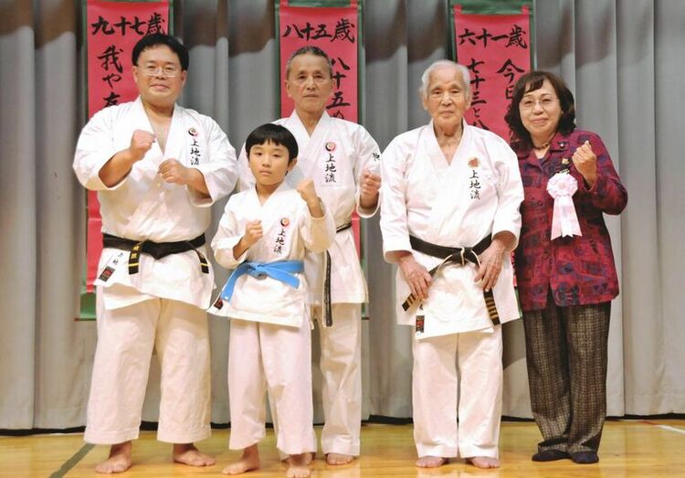 95歳高良さん、4世代で空手演武 生年祝いで堂々披露 「次は100歳で