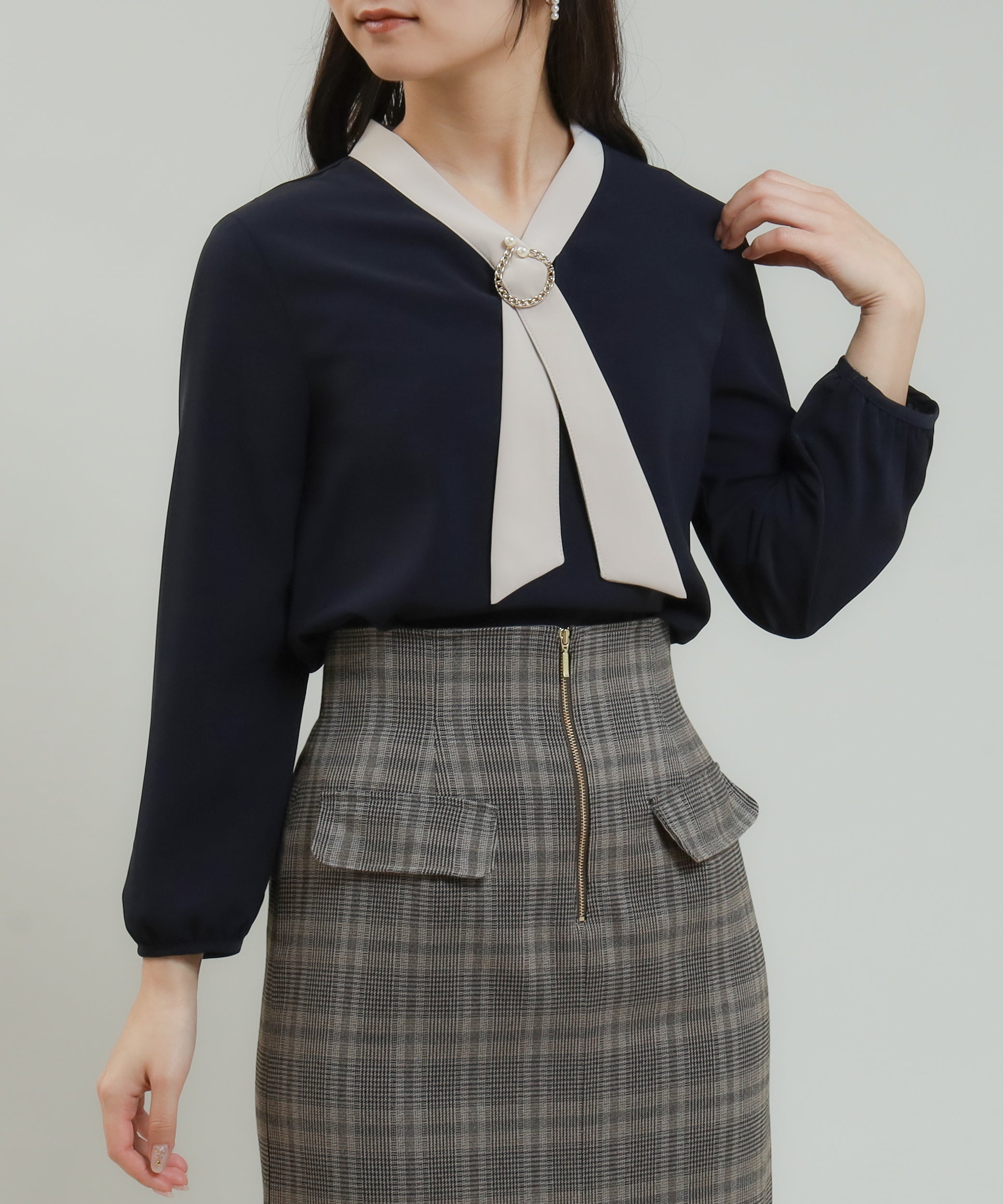 パール金具使い配色ボウタイブラウス