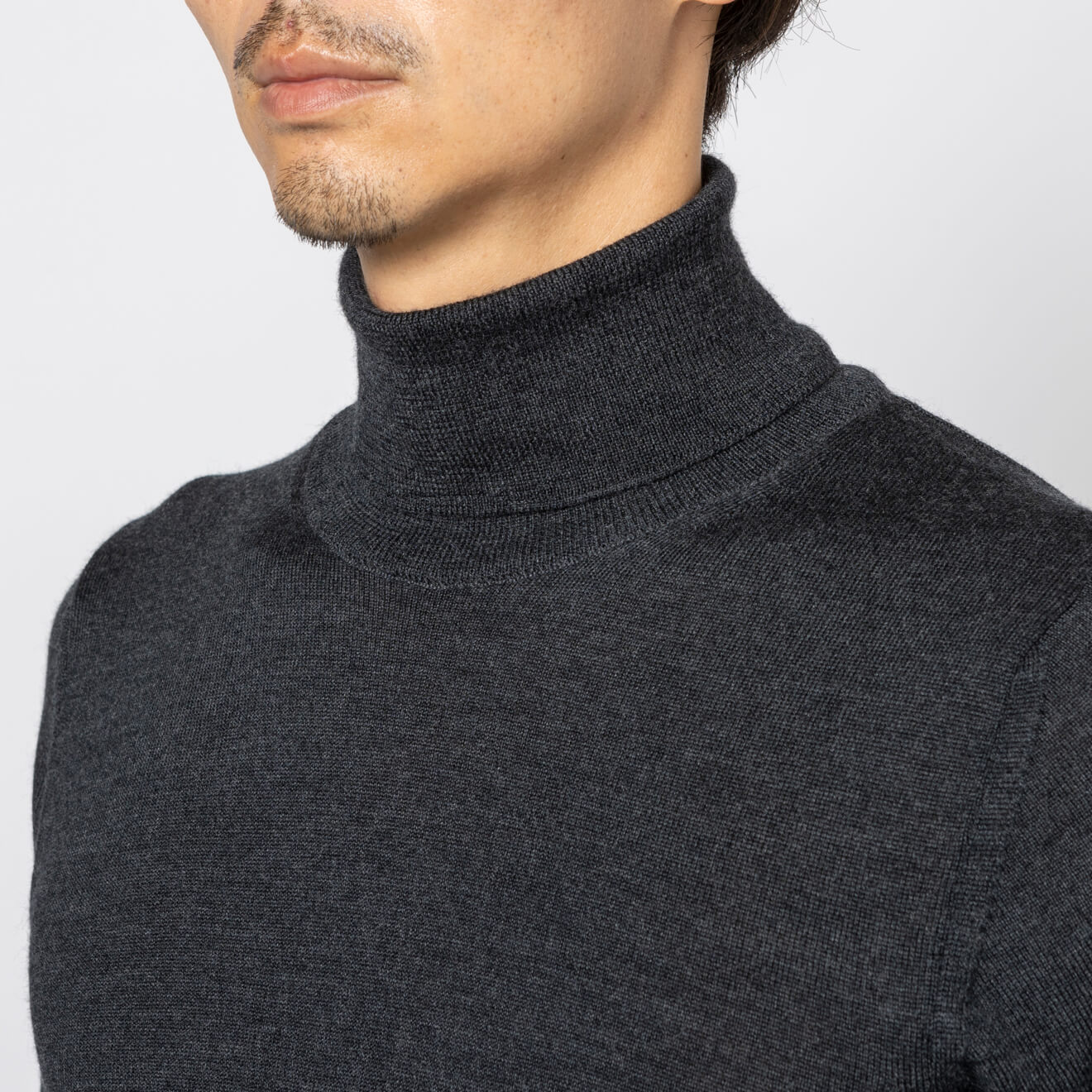 イタリア製 / タートルネックニット チャコール | ONLY ONLINE STORE