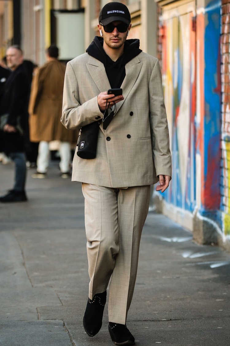 バレンシアガ黒シャツドレスコーデ