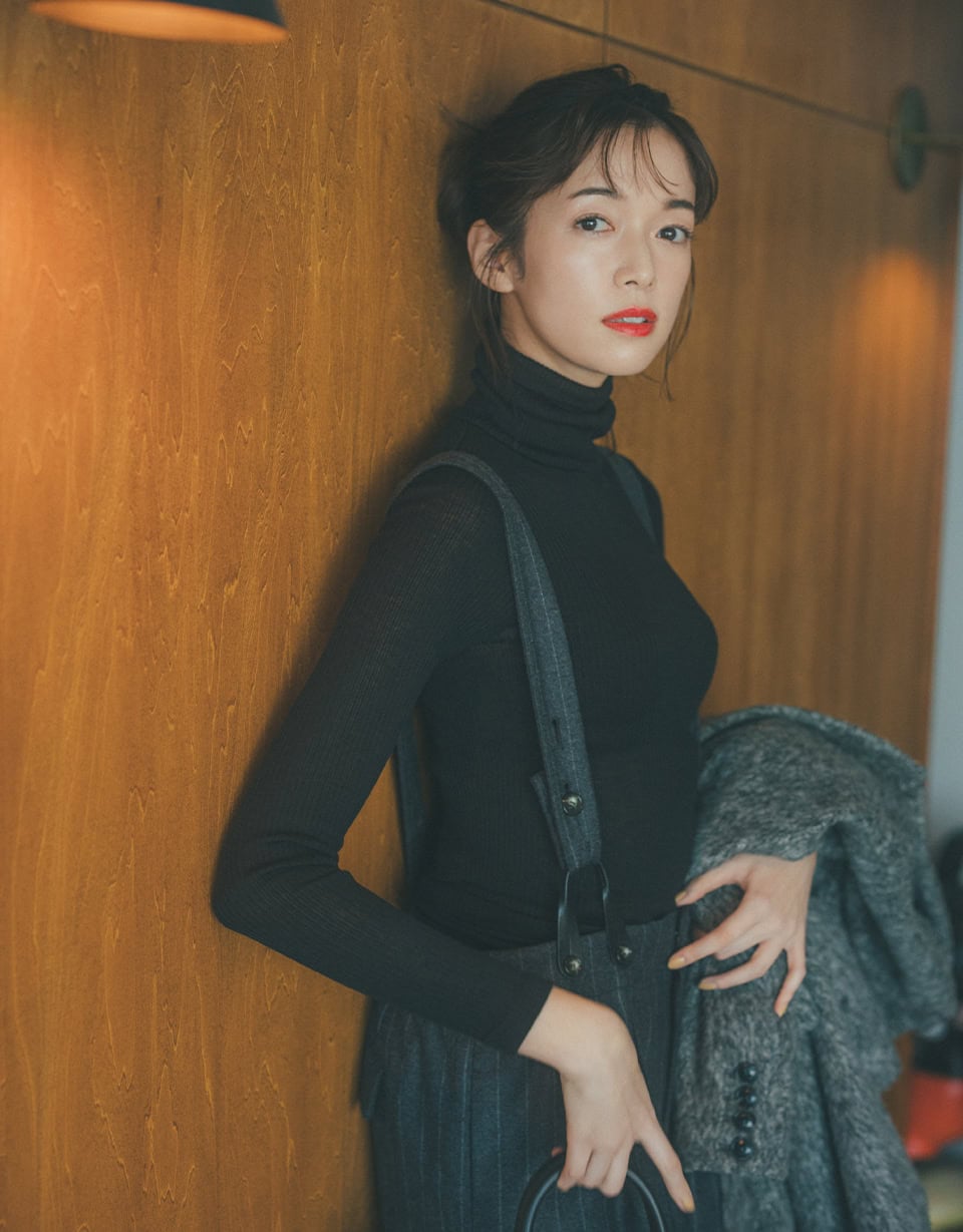 虜になる着心地のよさ♡ 佐藤栞里が纏うインティミッシミのニット