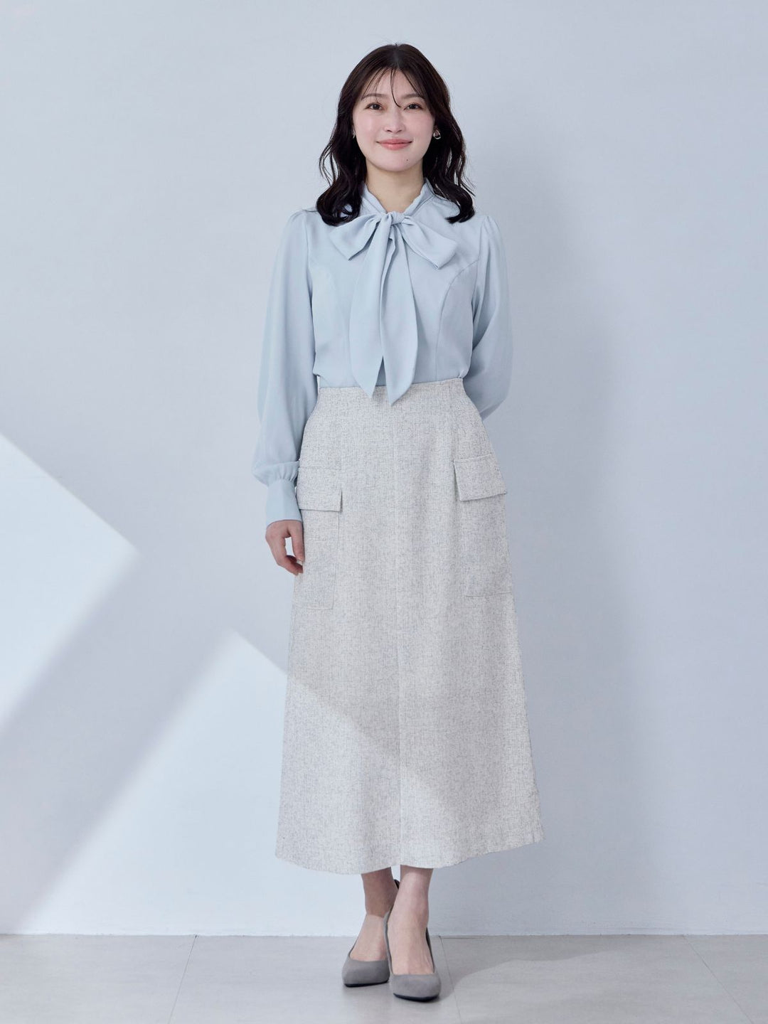 ツイードライクセミタイトスカート：ミックスホワイト│胸が大きな女性