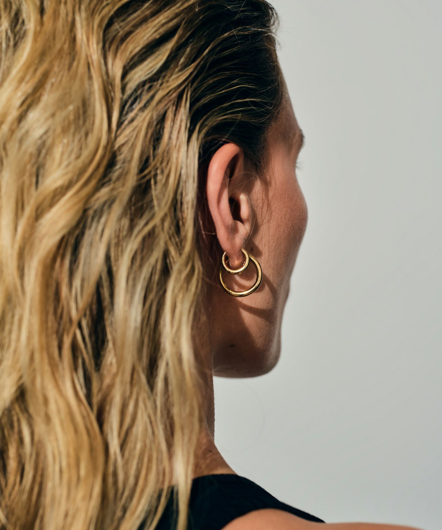 TOM WOOD(トムウッド)】 Classic Hoop Medium Gold ピアス｜PARIGOT