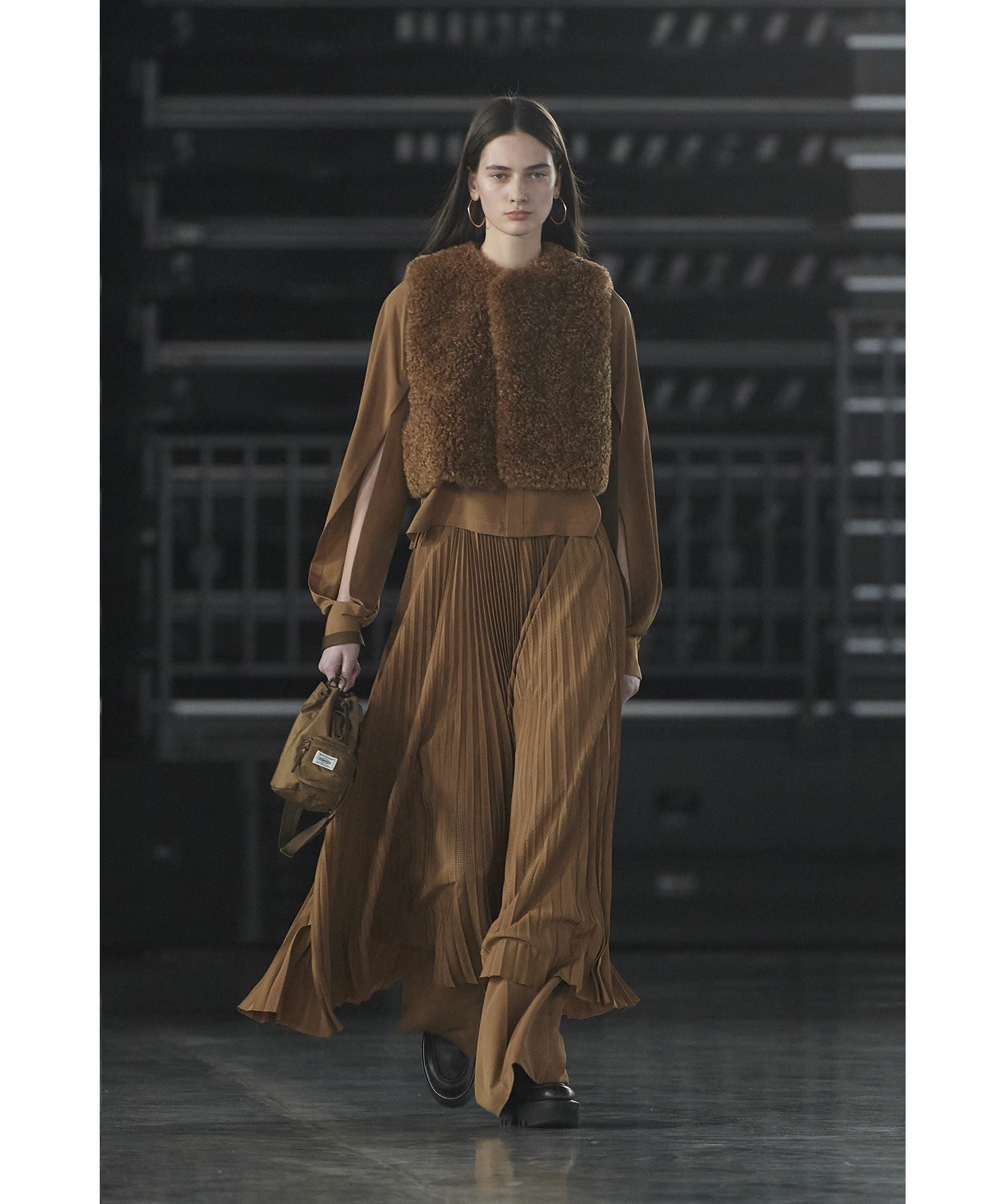 HYKE(ハイク)】 FAUX SHEARLING CROPPED VEST｜PARIGOT ONLINE（パリゴ