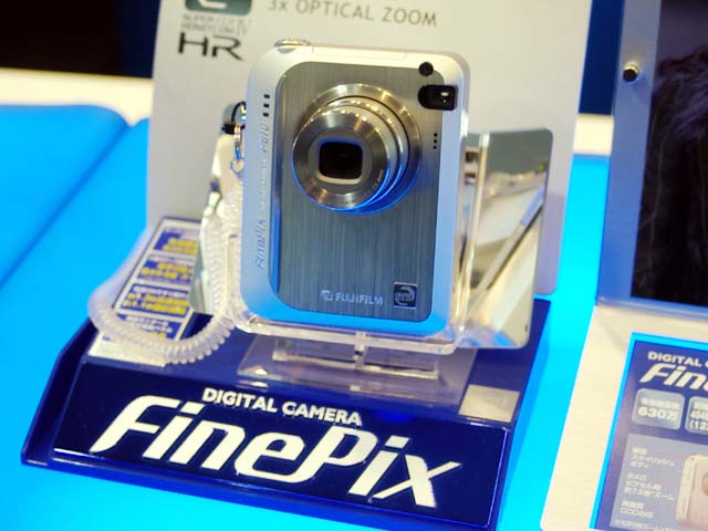 富士フイルム、有効630万画素の光学3倍縦型デジカメ「FinePix F610」