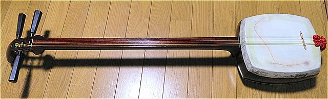 破れた三味線の皮（張り替えではなく、補修・張り直しを試みる） : な