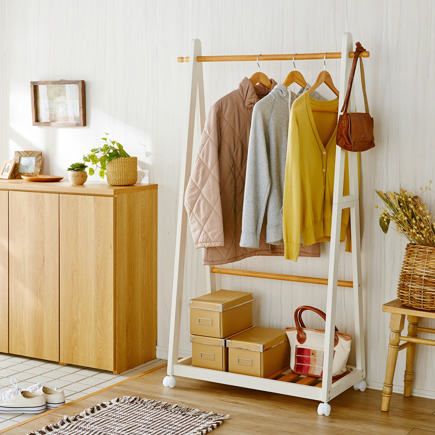 超特価商品】天然木のキャスター付きハンガーラック（ハンガーラック