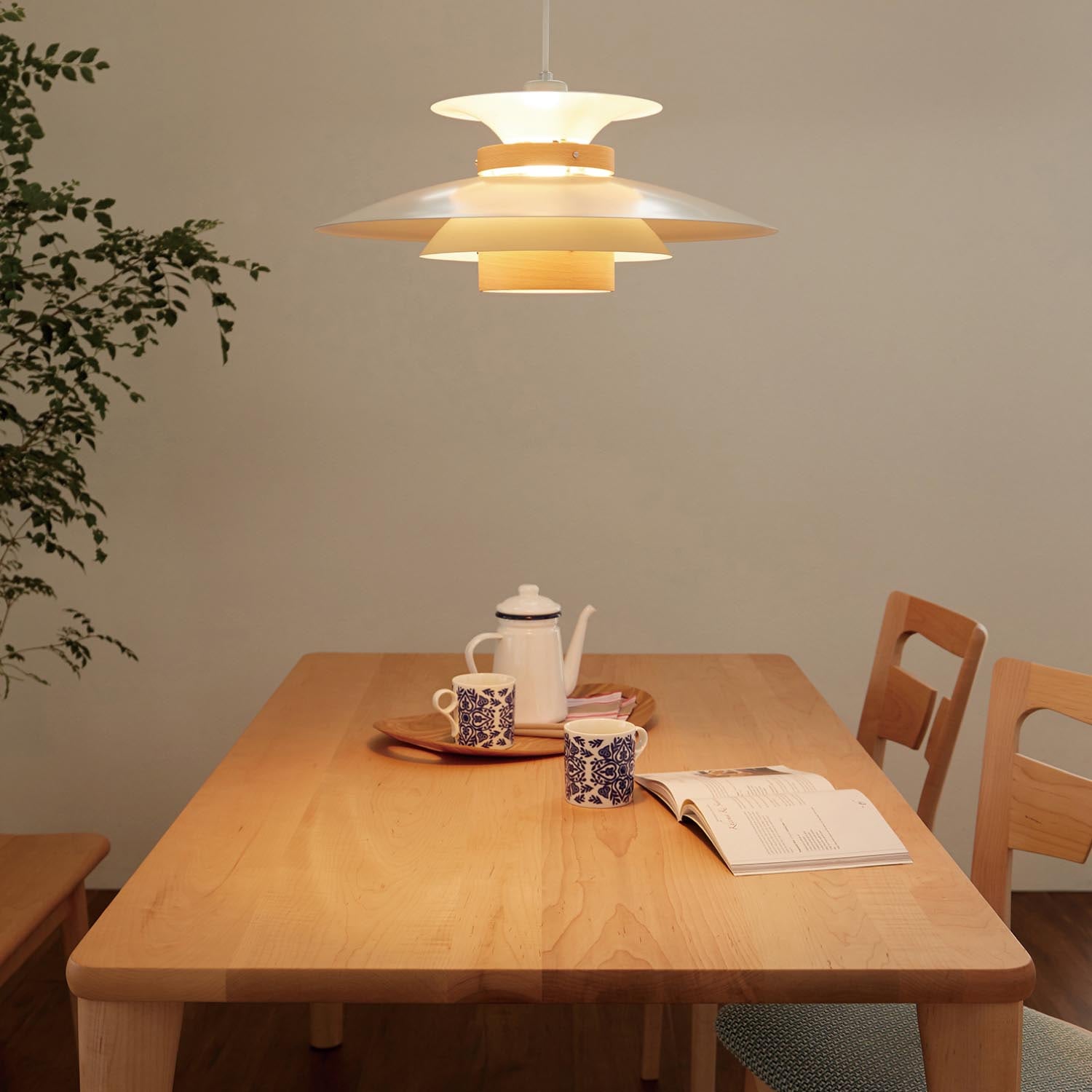 隙間から光が漏れる北欧モダンなペンダントライト「Mercero