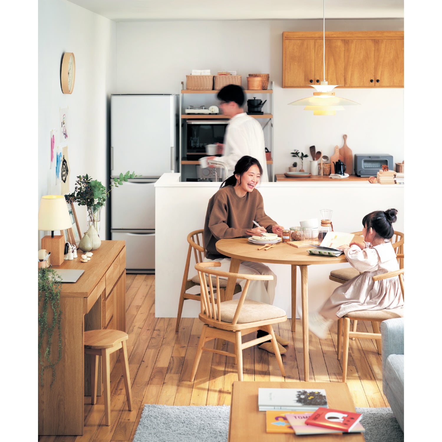 隙間から光が漏れる北欧モダンなペンダントライト「Mercero