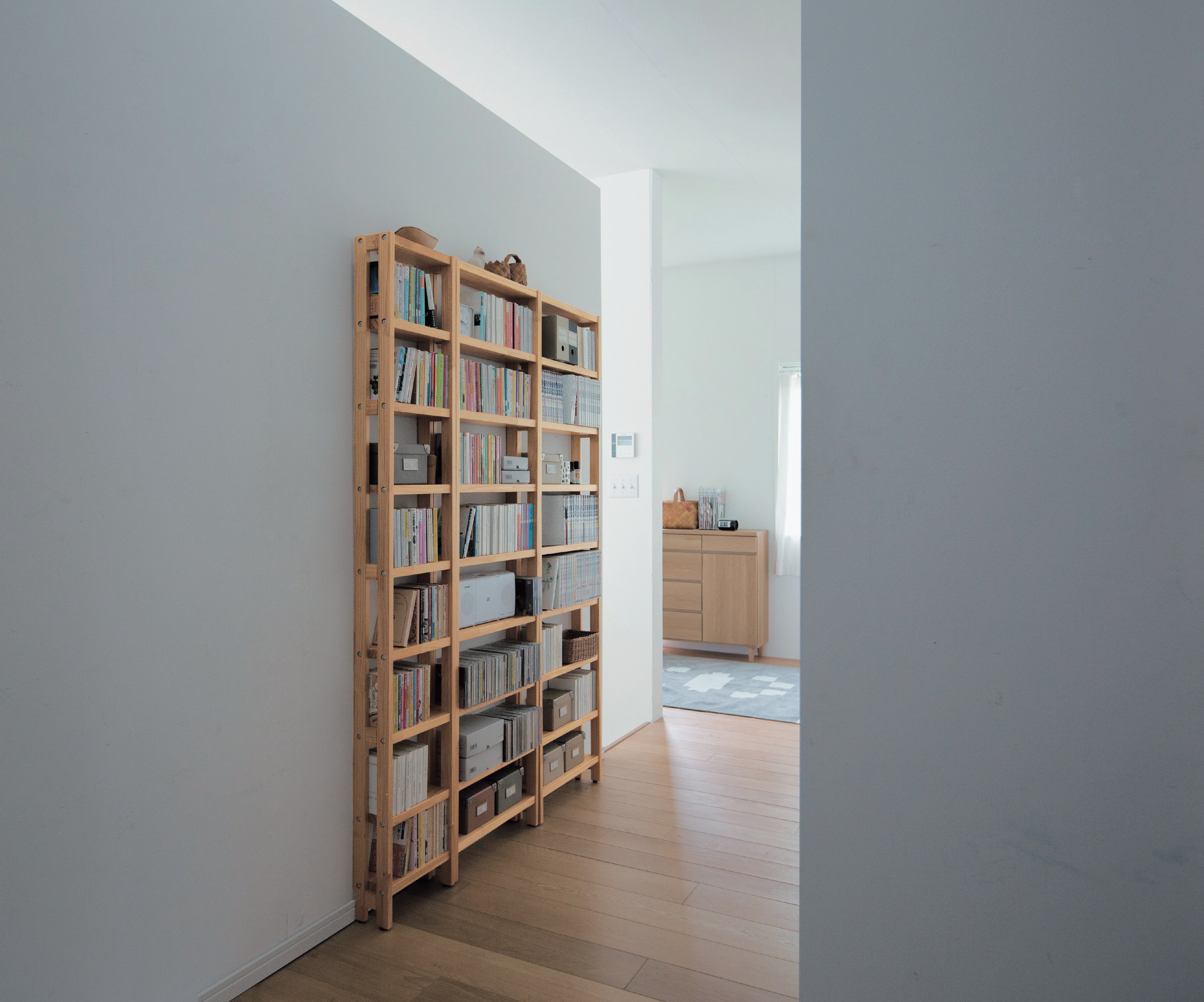 突っ張らずに取り付けられる薄型ラック・本棚（壁面収納）｜(BELLE