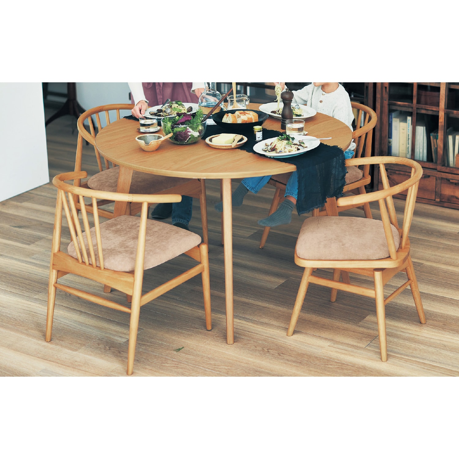 集える円形ダイニングテーブル（ダイニングテーブル/セット）｜(BELLE