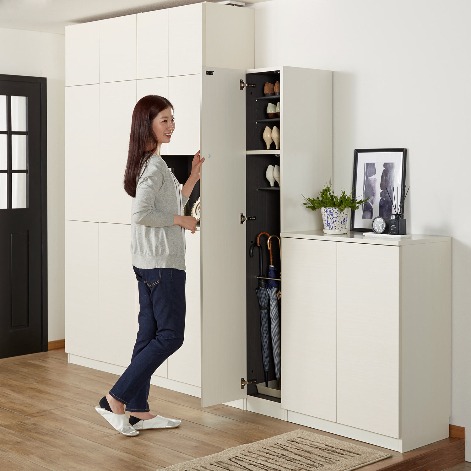 すきまくんシリーズ ブラウン木製スライド扉シューズラック 受注生産】木目調壁面シューズボックス<高さ180.5cmタイプ>＜1枚扉・傘