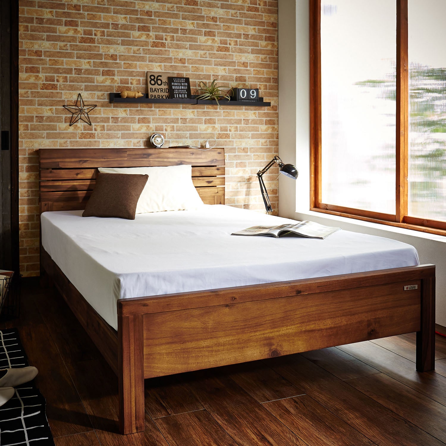 ヴィンテージ調コンセント付きすのこベッド ＜シングル／セミダブル