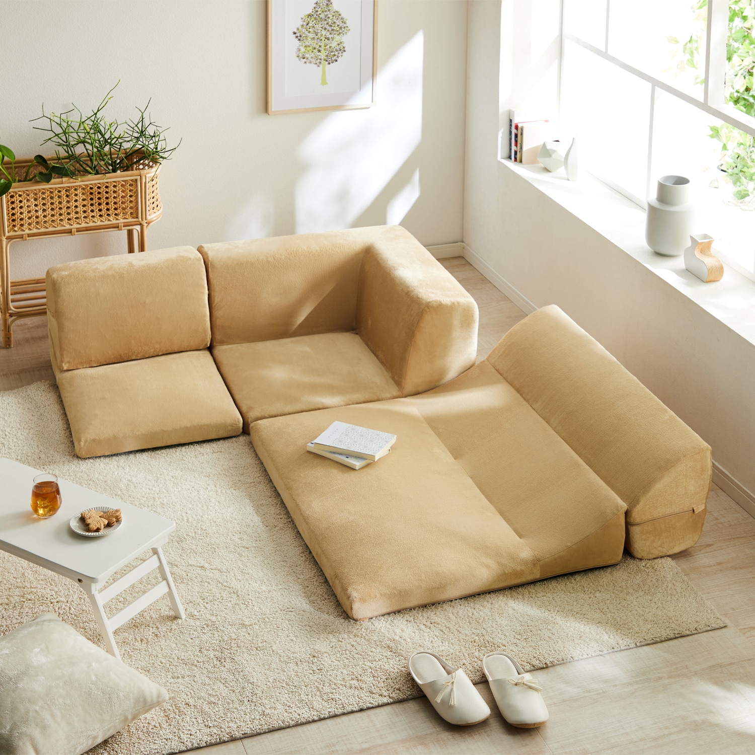 背面を倒してくつろげる肌ざわりのよいコーナーローソファーセット