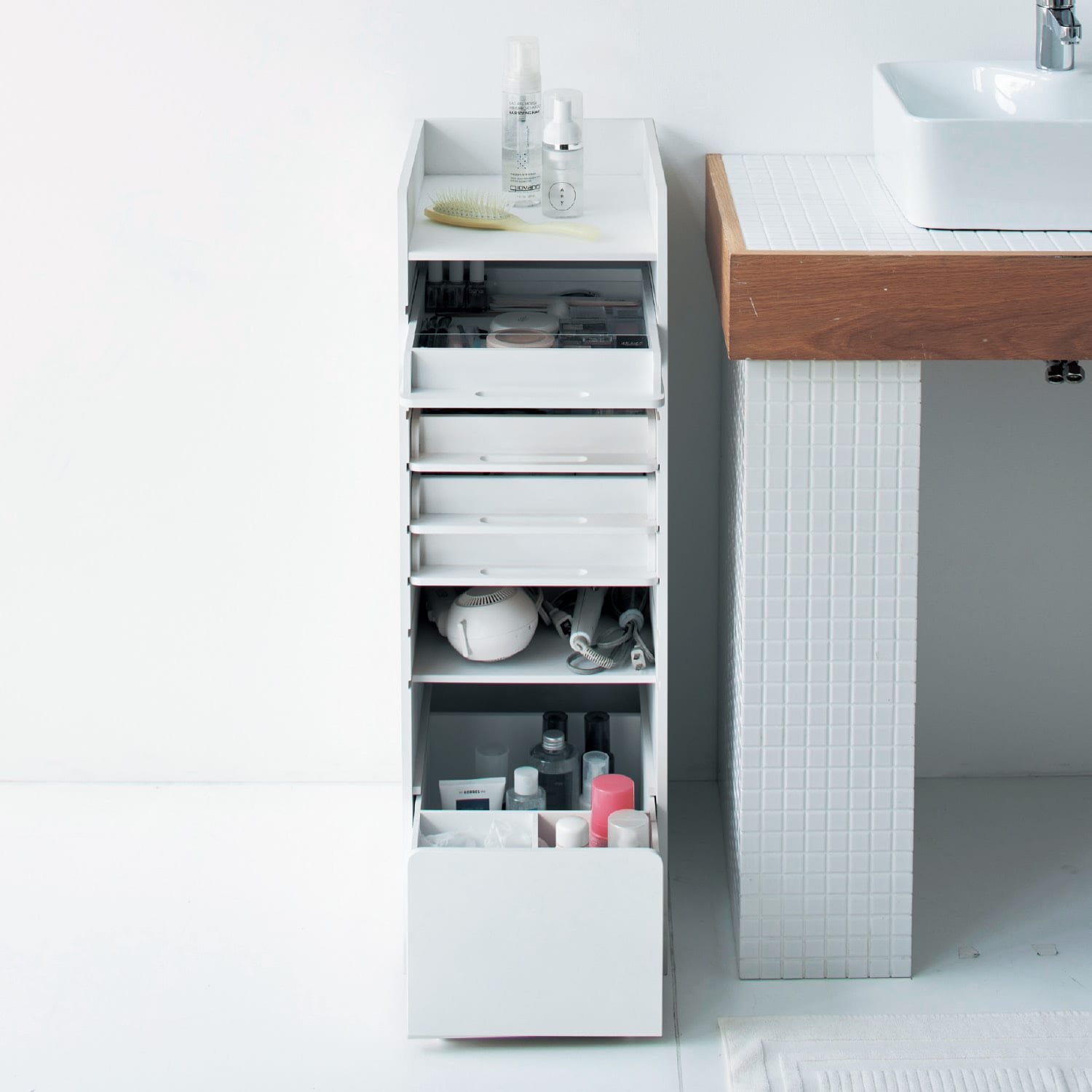 コスメやアクセサリーがきれいにしまえる多段引出しチェスト（電話台