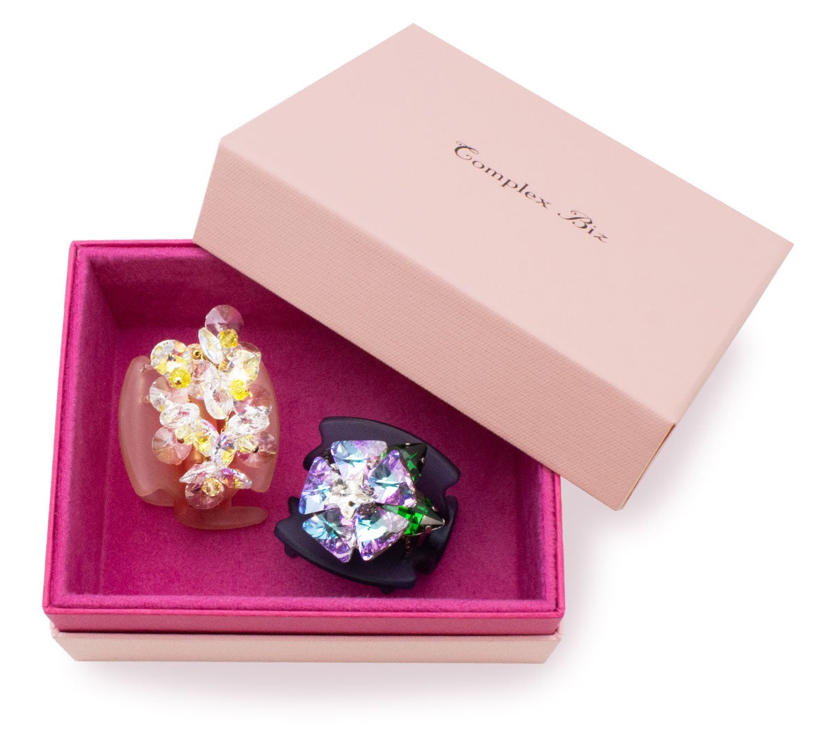 誕生花をスワロフスキー®・クリスタルで描く、ドラマティックなヘア