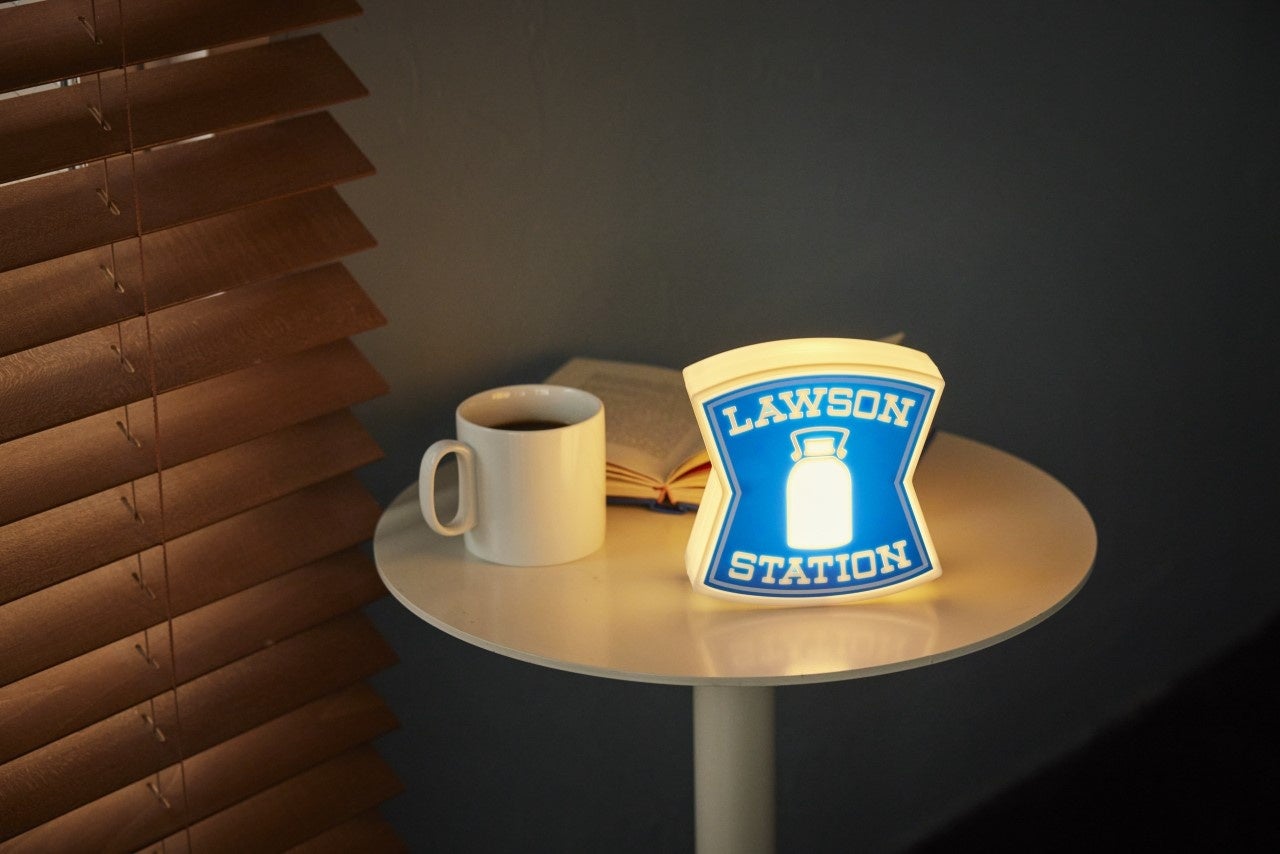 2025年に創業50周年！ ローソンの看板が“そのまんま”付録になった