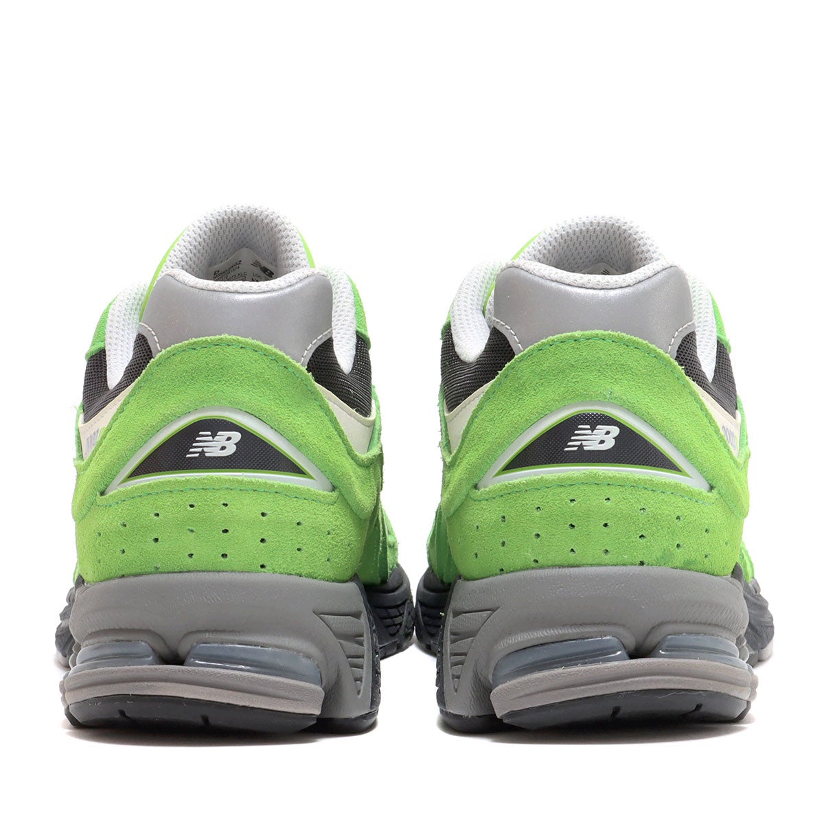 New Balance人気の「M2002R」シリーズからエッジの効いた鮮やかな