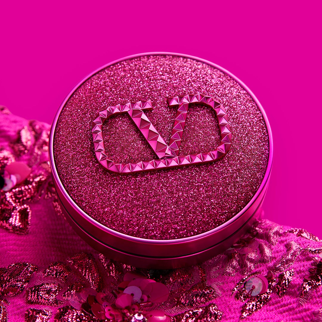 ヴァレンティノ ビューティのアイコン的クッションファンデに、ピンク