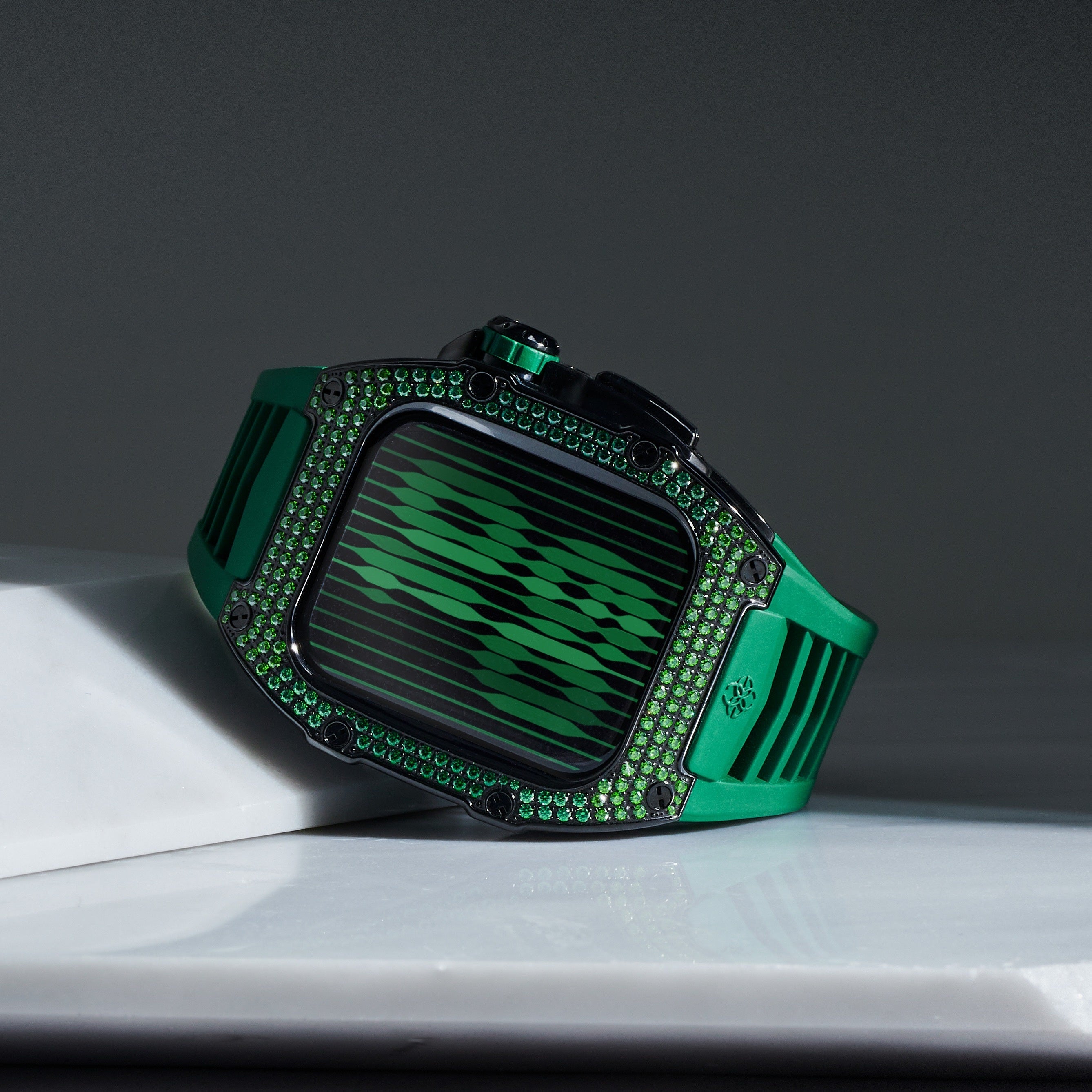 ゴールデンコンセプトのスワロフスキーを使用した最新コレクション4種