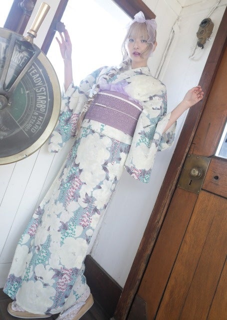 株)三松・2024年の夏浴衣♪様々な花柄やクルーズをテーマにした柄で