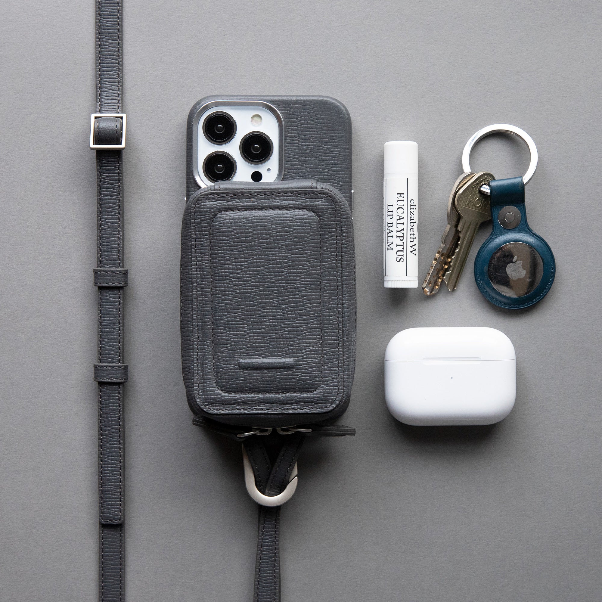 objcts.ioのレザースマホショルダーに待望の新色「グレー」が登場