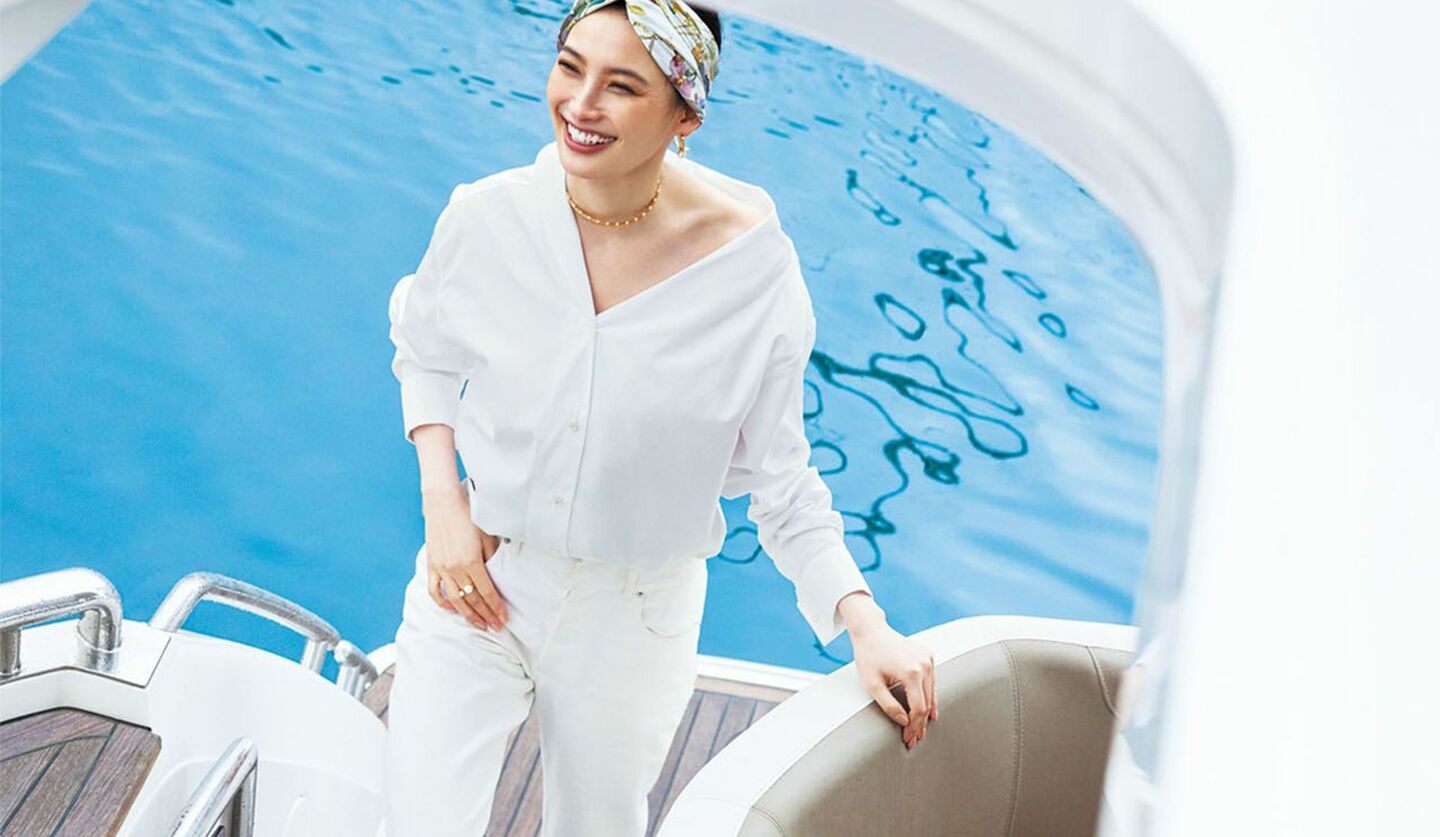 白デニムで爽快に！大政 絢さんが着こなす「ディオール」のマリン